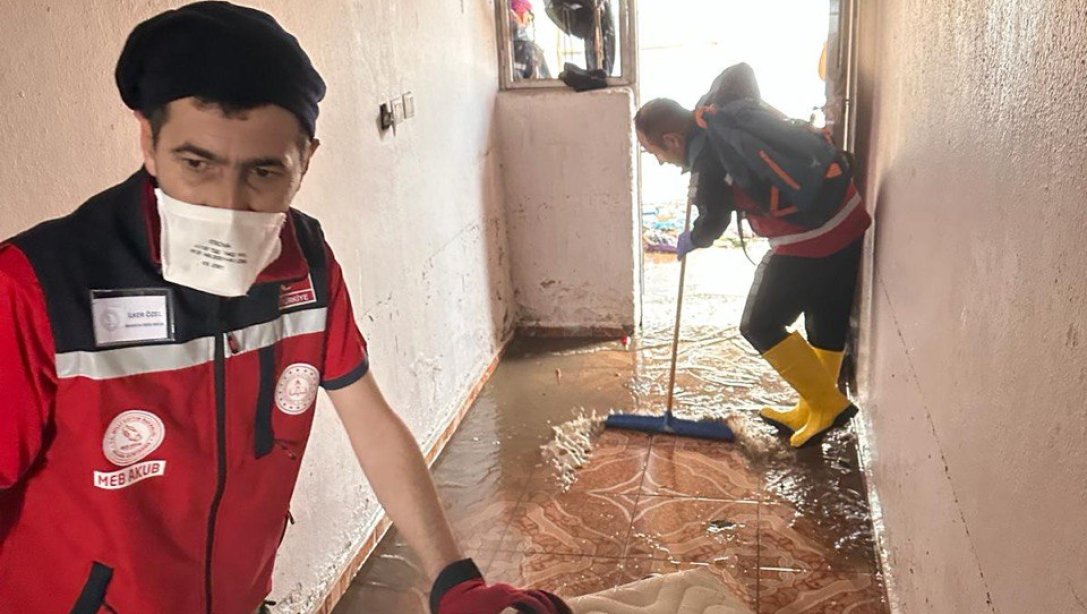 MEB AKUB Ekibi Antalya Sel Afeti Sonrası İyileştirme Faaliyetlerinde Görev Aldı